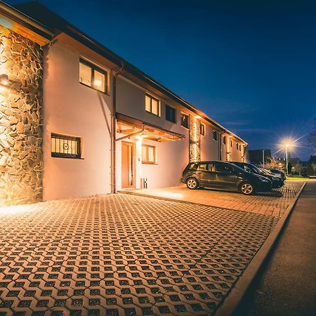 Penzion Vino Hruska Blatnička Exterior foto