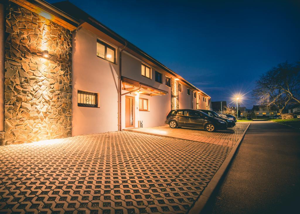 Penzion Vino Hruska Blatnička Exterior foto